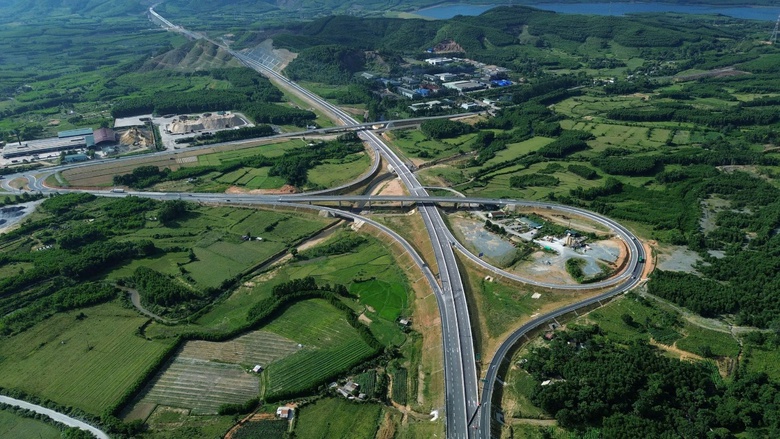 Ph&aacute;t triển hệ thống hạ tầng giao th&ocirc;ng đồng bộ, tạo sức bật cho tăng trưởng kinh tế- Ảnh 1.