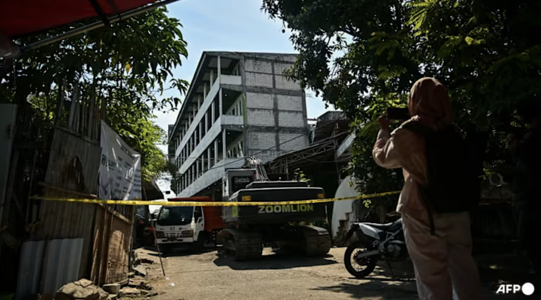 Vụ sập trường nội trú Indonesia phơi bày "lỗ hổng" an toàn xây dựng- Ảnh 2. Vụ sập trường nội trú Indonesia phơi bày "lỗ hổng" an toàn xây dựng- Ảnh 2.