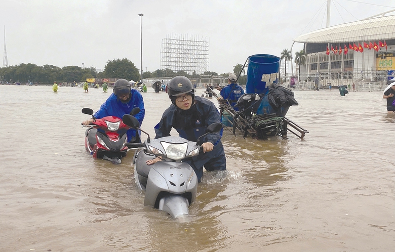Đến lúc chấp nhận “sống chung với ngập”?- Ảnh 1. Đến lúc chấp nhận “sống chung với ngập”?- Ảnh 1.