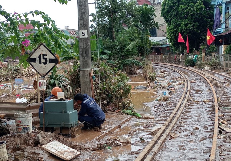 B&atilde;o nối b&atilde;o, đường sắt vẫn th&ocirc;ng v&agrave; h&agrave;nh tr&igrave;nh giữ an to&agrave;n tr&ecirc;n từng ray th&eacute;p- Ảnh 1.
