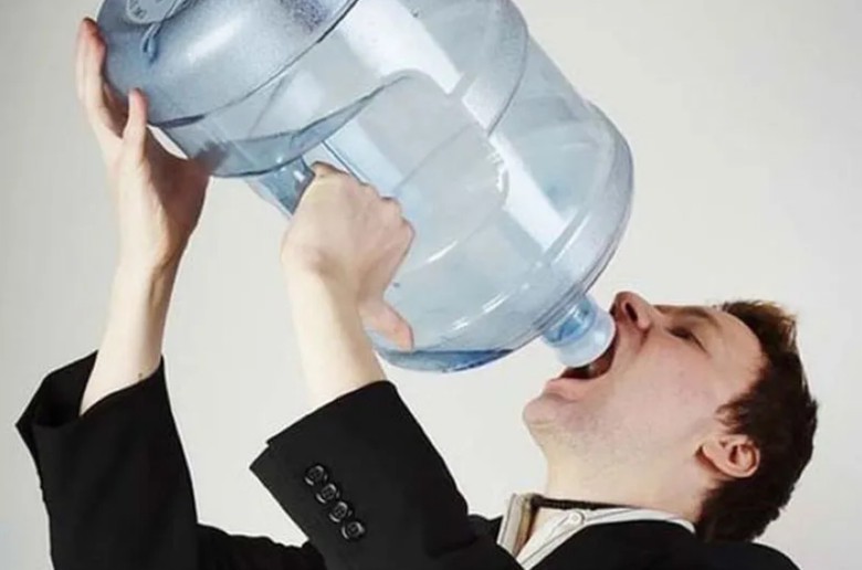 Ph&aacute;t hiện suy tuyến y&ecirc;n v&igrave; nhu cầu bất thường uống 10 l&iacute;t nước/ng&agrave;y- Ảnh 1.