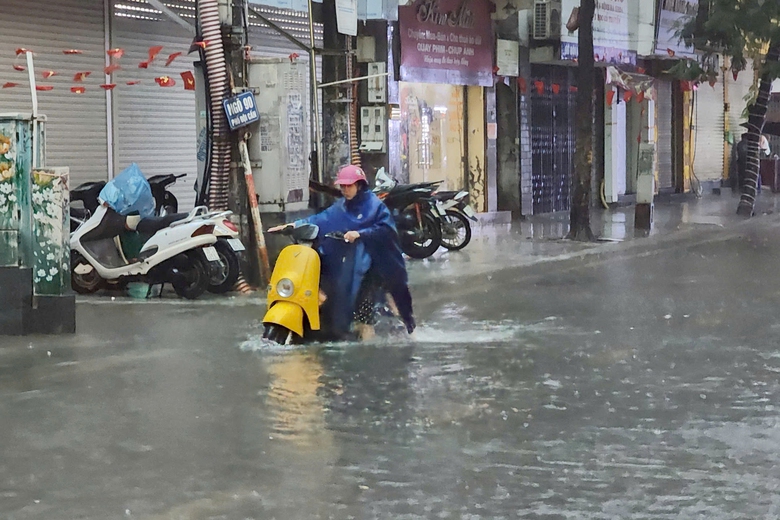 Hà Nội xuất hiện nhiều điểm ngập sau cơn mưa xuyên đêm đến sáng- Ảnh 3. Hà Nội xuất hiện nhiều điểm ngập sau cơn mưa xuyên đêm đến sáng- Ảnh 3.