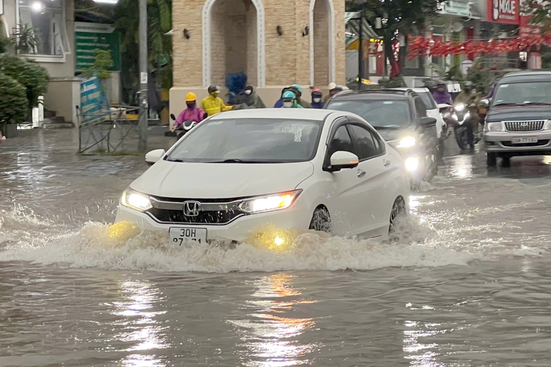Hà Nội xuất hiện nhiều điểm ngập sau cơn mưa xuyên đêm đến sáng- Ảnh 1. Hà Nội xuất hiện nhiều điểm ngập sau cơn mưa xuyên đêm đến sáng- Ảnh 1.