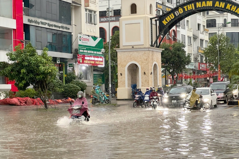 Hà Nội xuất hiện nhiều điểm ngập sau cơn mưa xuyên đêm đến sáng- Ảnh 4. Hà Nội xuất hiện nhiều điểm ngập sau cơn mưa xuyên đêm đến sáng- Ảnh 4.
