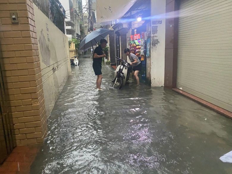 Mưa trắng trời, người d&acirc;n H&agrave; Nội chật vật lo chống ngập- Ảnh 1.