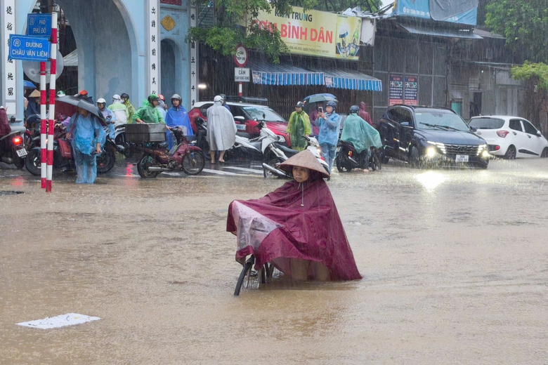 Nhiều tuyến đường ở H&agrave; Nội ngập s&acirc;u khiến h&agrave;ng loạt &ocirc; t&ocirc; chết m&aacute;y, CSGT cảnh b&aacute;o g&igrave;?- Ảnh 9.
