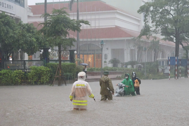Nhiều tuyến đường ở H&agrave; Nội ngập s&acirc;u khiến h&agrave;ng loạt &ocirc; t&ocirc; chết m&aacute;y, CSGT cảnh b&aacute;o g&igrave;?- Ảnh 2.