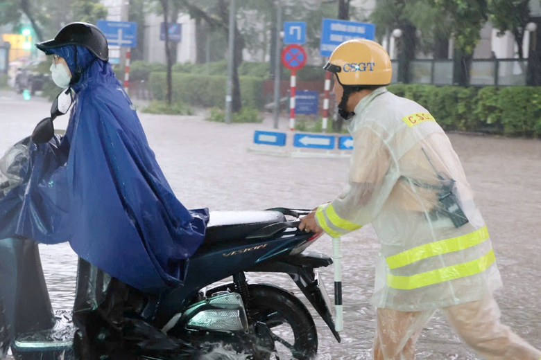 Nhiều tuyến đường ở H&agrave; Nội ngập s&acirc;u khiến h&agrave;ng loạt &ocirc; t&ocirc; chết m&aacute;y, CSGT cảnh b&aacute;o g&igrave;?- Ảnh 3.