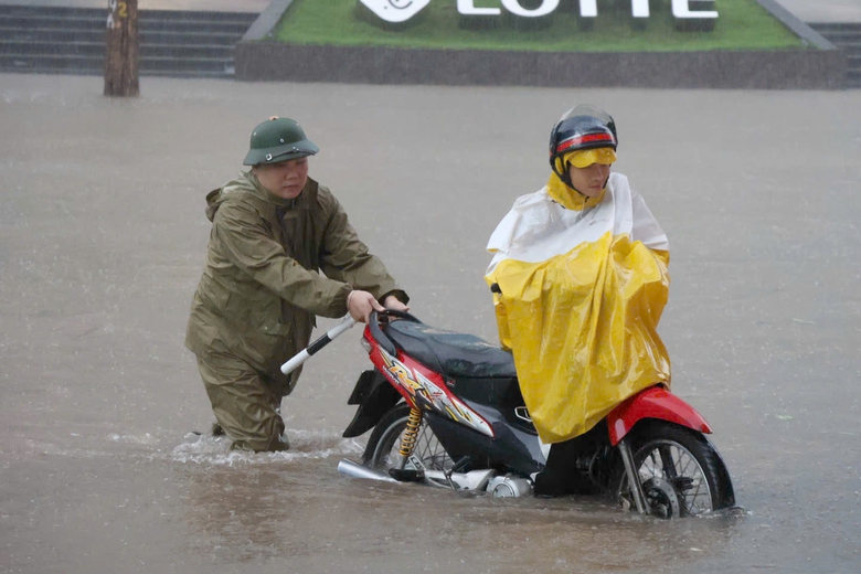 Nhiều tuyến đường ở H&agrave; Nội ngập s&acirc;u khiến h&agrave;ng loạt &ocirc; t&ocirc; chết m&aacute;y, CSGT cảnh b&aacute;o g&igrave;?- Ảnh 6.