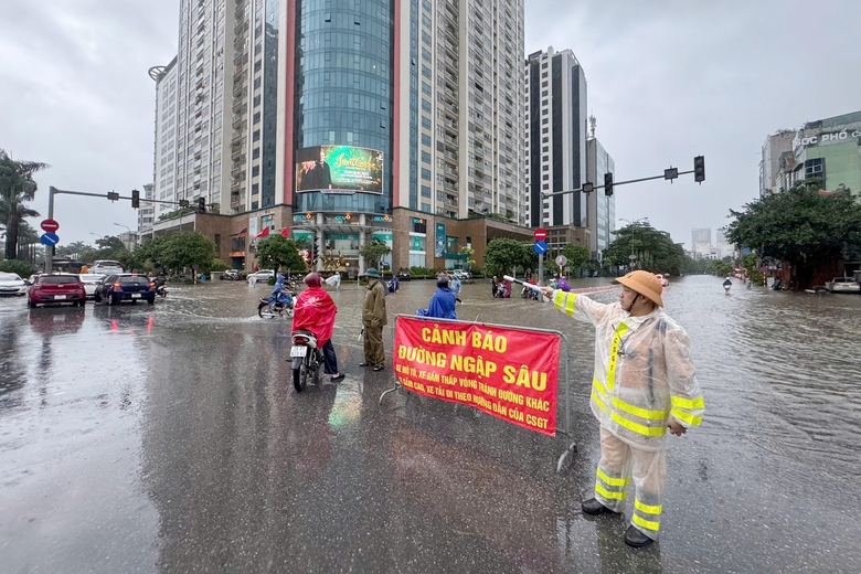 Nhiều tuyến đường ở H&agrave; Nội ngập s&acirc;u khiến h&agrave;ng loạt &ocirc; t&ocirc; chết m&aacute;y, CSGT cảnh b&aacute;o g&igrave;?- Ảnh 1.