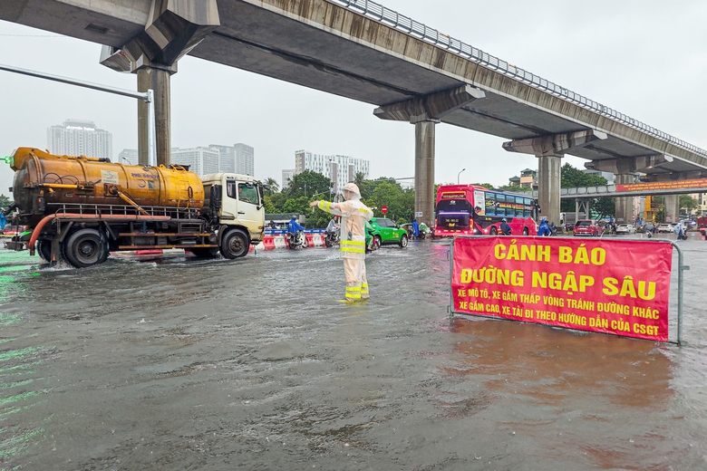 Nhiều tuyến đường ở H&agrave; Nội ngập s&acirc;u khiến h&agrave;ng loạt &ocirc; t&ocirc; chết m&aacute;y, CSGT cảnh b&aacute;o g&igrave;?- Ảnh 11.