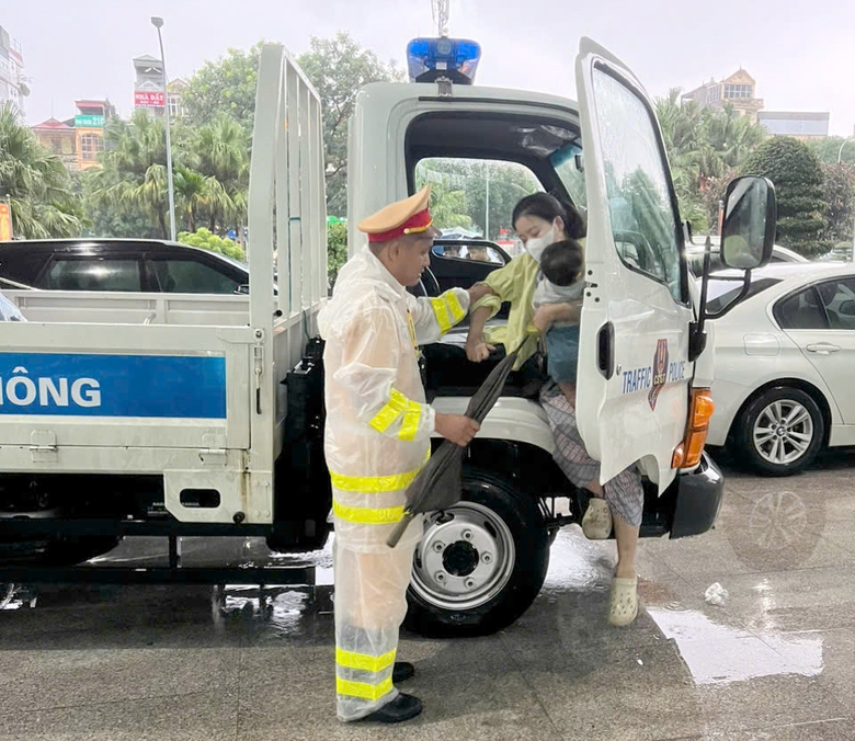 Nhiều tuyến đường ở H&agrave; Nội ngập s&acirc;u khiến h&agrave;ng loạt &ocirc; t&ocirc; chết m&aacute;y, CSGT cảnh b&aacute;o g&igrave;?- Ảnh 7.