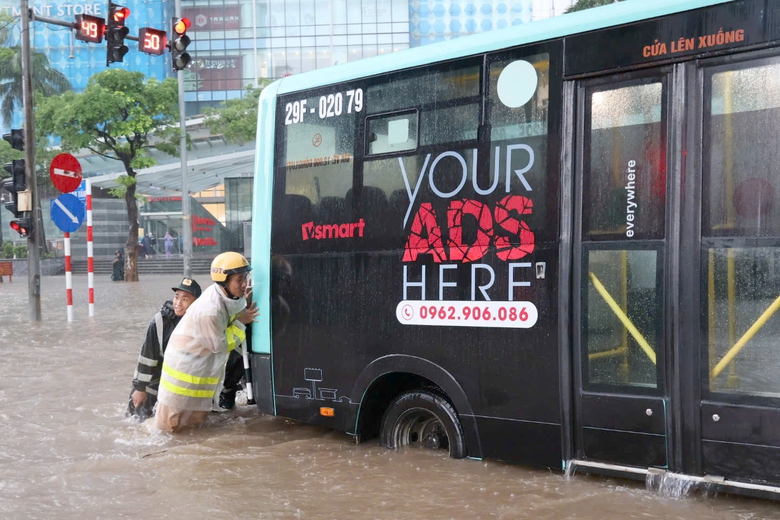 Nhiều tuyến đường ở H&agrave; Nội ngập s&acirc;u khiến h&agrave;ng loạt &ocirc; t&ocirc; chết m&aacute;y, CSGT cảnh b&aacute;o g&igrave;?- Ảnh 5.