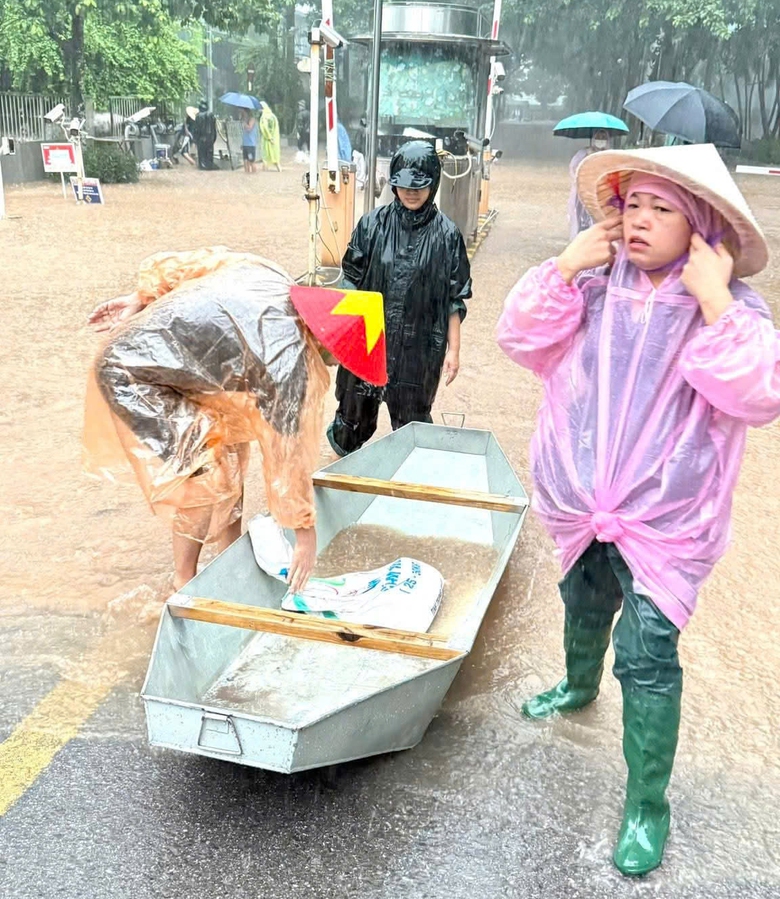 Nhiều tuyến đường ở H&agrave; Nội ngập s&acirc;u khiến h&agrave;ng loạt &ocirc; t&ocirc; chết m&aacute;y, CSGT cảnh b&aacute;o g&igrave;?- Ảnh 10.