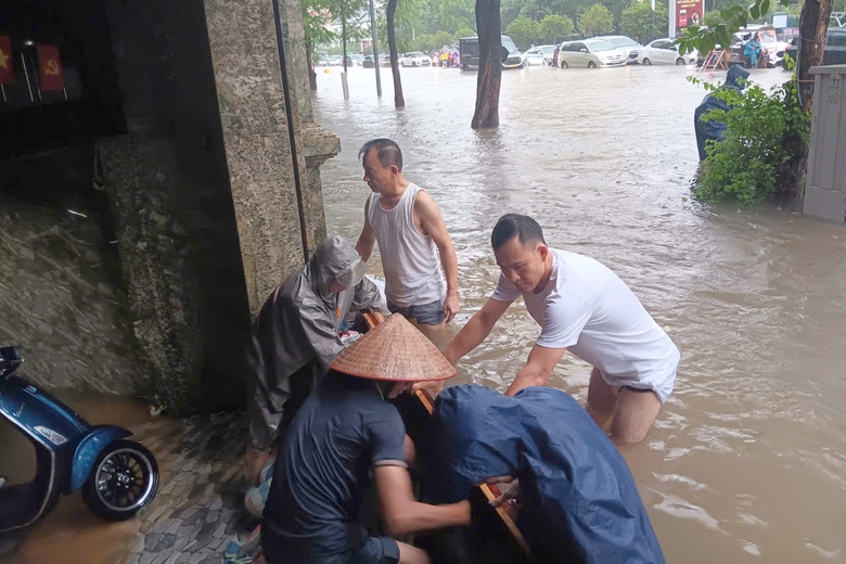 Nhiều tuyến đường ở H&agrave; Nội ngập s&acirc;u khiến h&agrave;ng loạt &ocirc; t&ocirc; chết m&aacute;y, CSGT cảnh b&aacute;o g&igrave;?- Ảnh 8.