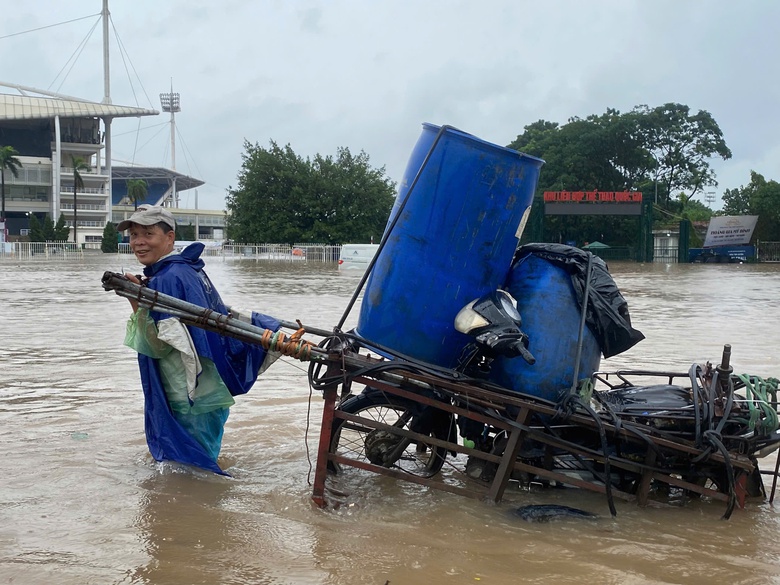 Mưa trắng trời, người d&acirc;n H&agrave; Nội chật vật lo chống ngập- Ảnh 13.