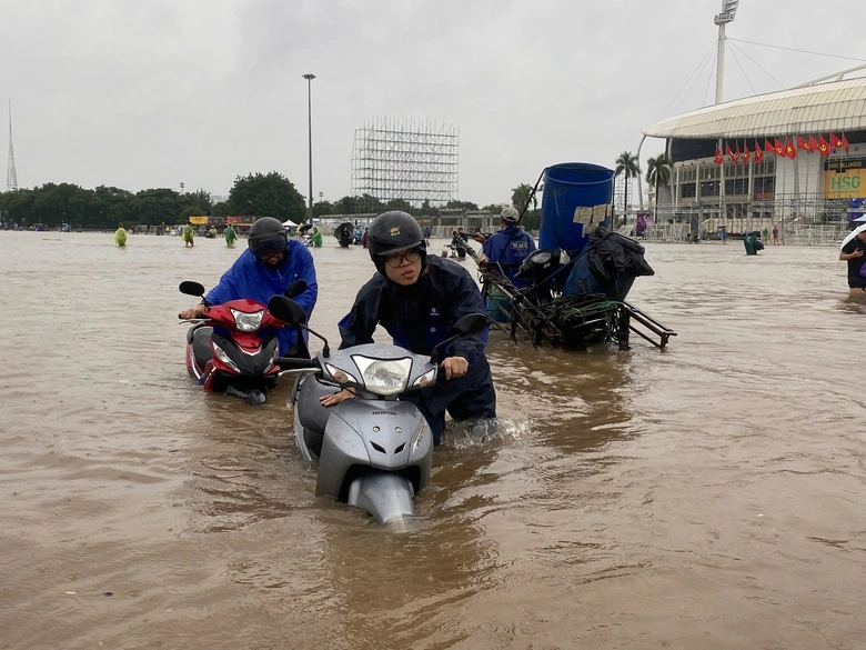 Mưa trắng trời, người d&acirc;n H&agrave; Nội chật vật lo chống ngập- Ảnh 14.