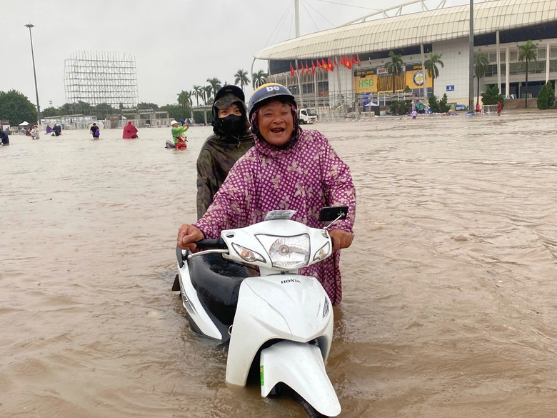 Mưa trắng trời, người d&acirc;n H&agrave; Nội chật vật lo chống ngập- Ảnh 15.