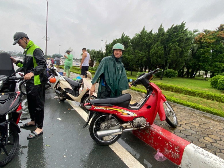 Mưa trắng trời, người d&acirc;n H&agrave; Nội chật vật lo chống ngập- Ảnh 17.