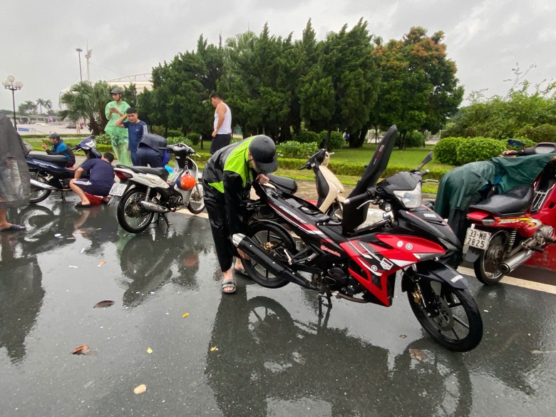 Mưa trắng trời, người d&acirc;n H&agrave; Nội chật vật lo chống ngập- Ảnh 18.