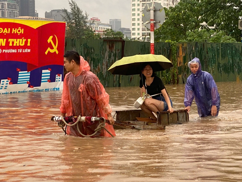 Mưa trắng trời, người d&acirc;n H&agrave; Nội chật vật lo chống ngập- Ảnh 12.