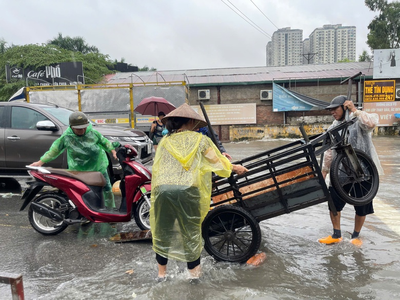 Nhiều tuyến đường ở H&agrave; Nội ngập s&acirc;u khiến h&agrave;ng loạt &ocirc; t&ocirc; chết m&aacute;y, CSGT cảnh b&aacute;o g&igrave;?- Ảnh 12.