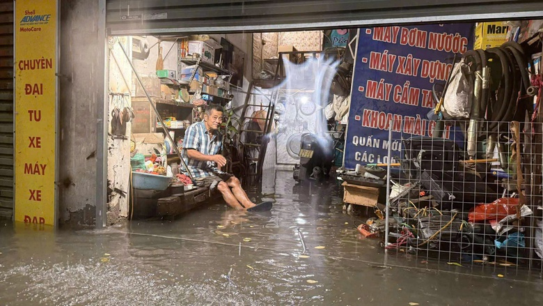 Mưa trắng trời, người d&acirc;n H&agrave; Nội chật vật lo chống ngập- Ảnh 4.