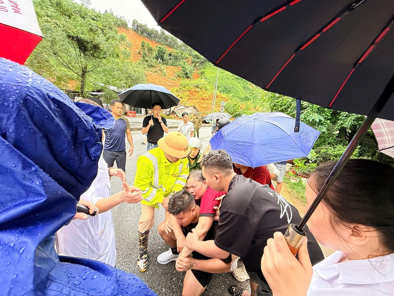 Cảnh s&aacute;t giao th&ocirc;ng L&agrave;o Cai kịp thời cứu người d&acirc;n bị ảnh hưởng sạt lở tr&ecirc;n quốc lộ 70- Ảnh 2.