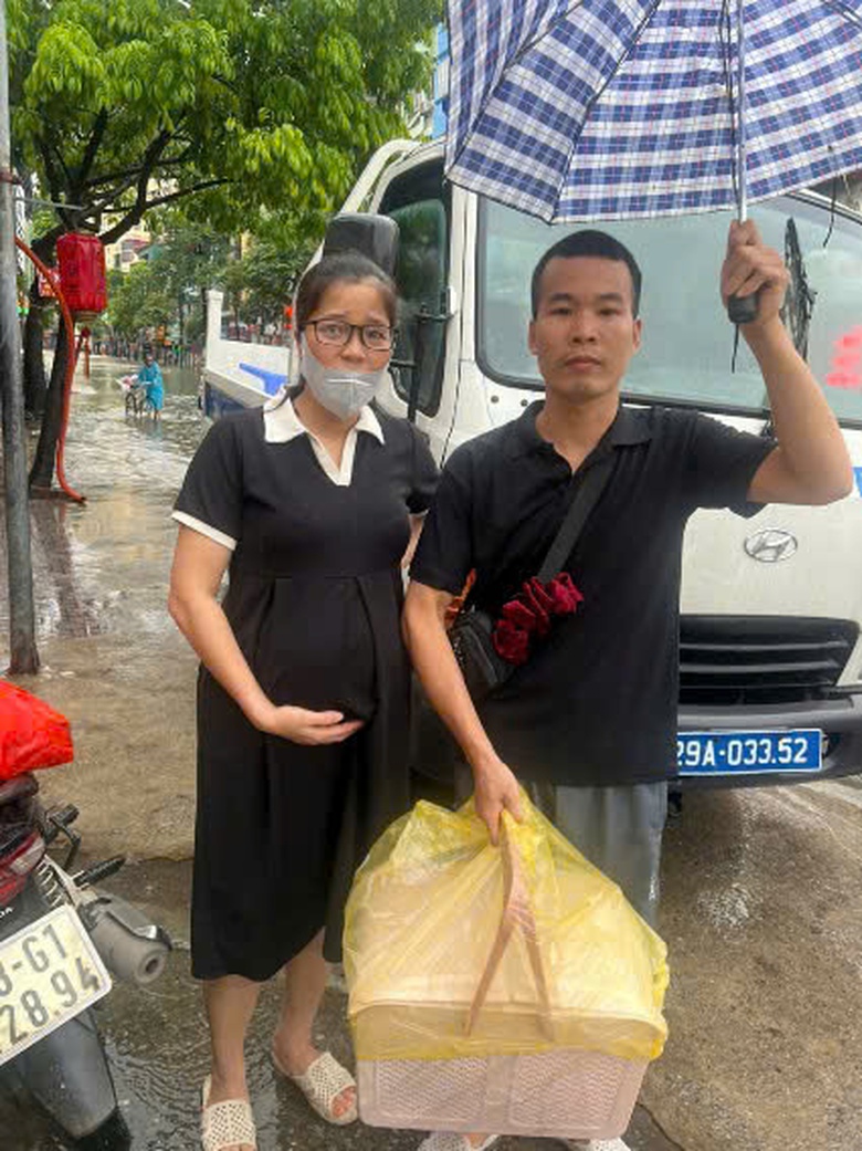 C&ocirc;ng an H&agrave; Nội dầm mưa ph&acirc;n luồng, hỗ trợ người d&acirc;n qua v&ugrave;ng ngập- Ảnh 3.