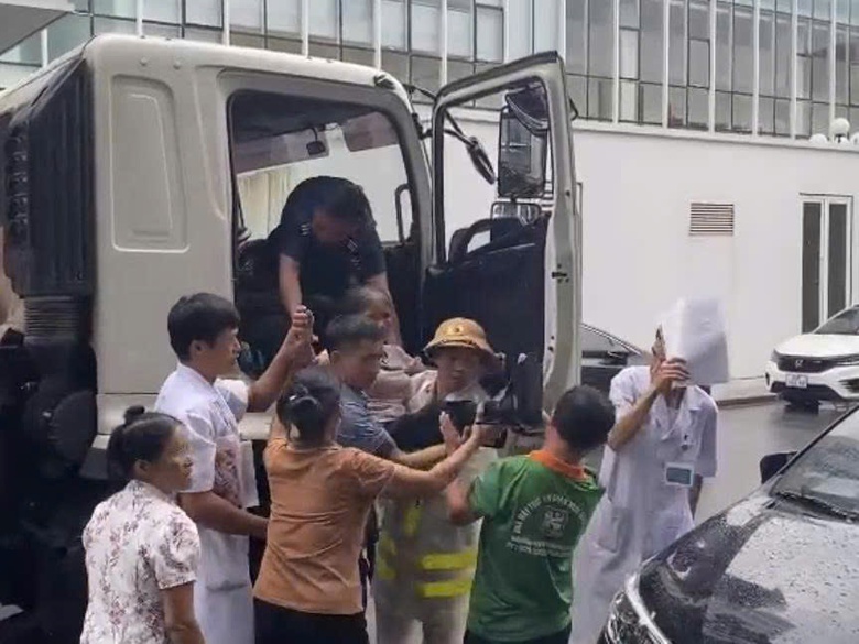 C&ocirc;ng an H&agrave; Nội dầm mưa ph&acirc;n luồng, hỗ trợ người d&acirc;n qua v&ugrave;ng ngập- Ảnh 2.