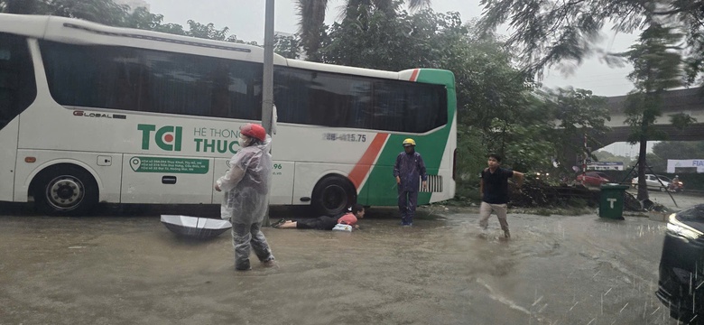 C&ocirc;ng an H&agrave; Nội dầm mưa ph&acirc;n luồng, hỗ trợ người d&acirc;n qua v&ugrave;ng ngập- Ảnh 4.