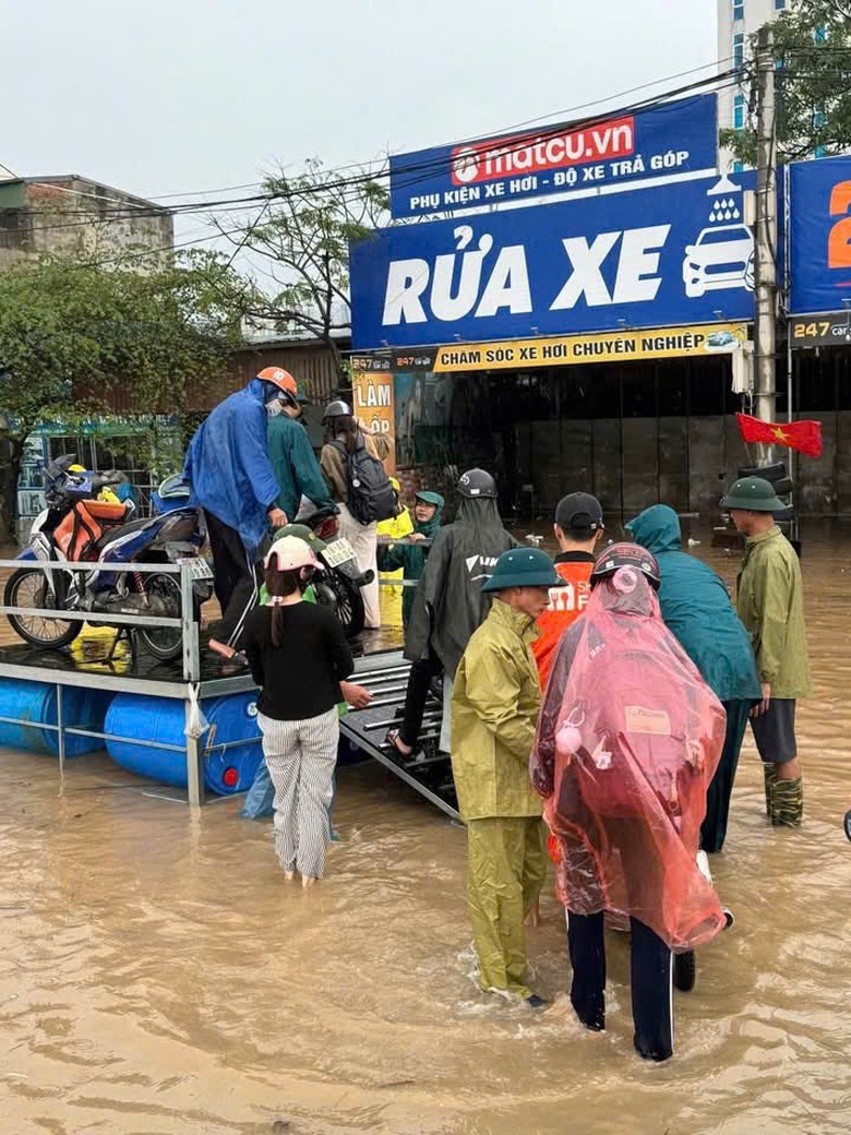 C&ocirc;ng an H&agrave; Nội dầm mưa ph&acirc;n luồng, hỗ trợ người d&acirc;n qua v&ugrave;ng ngập- Ảnh 5.
