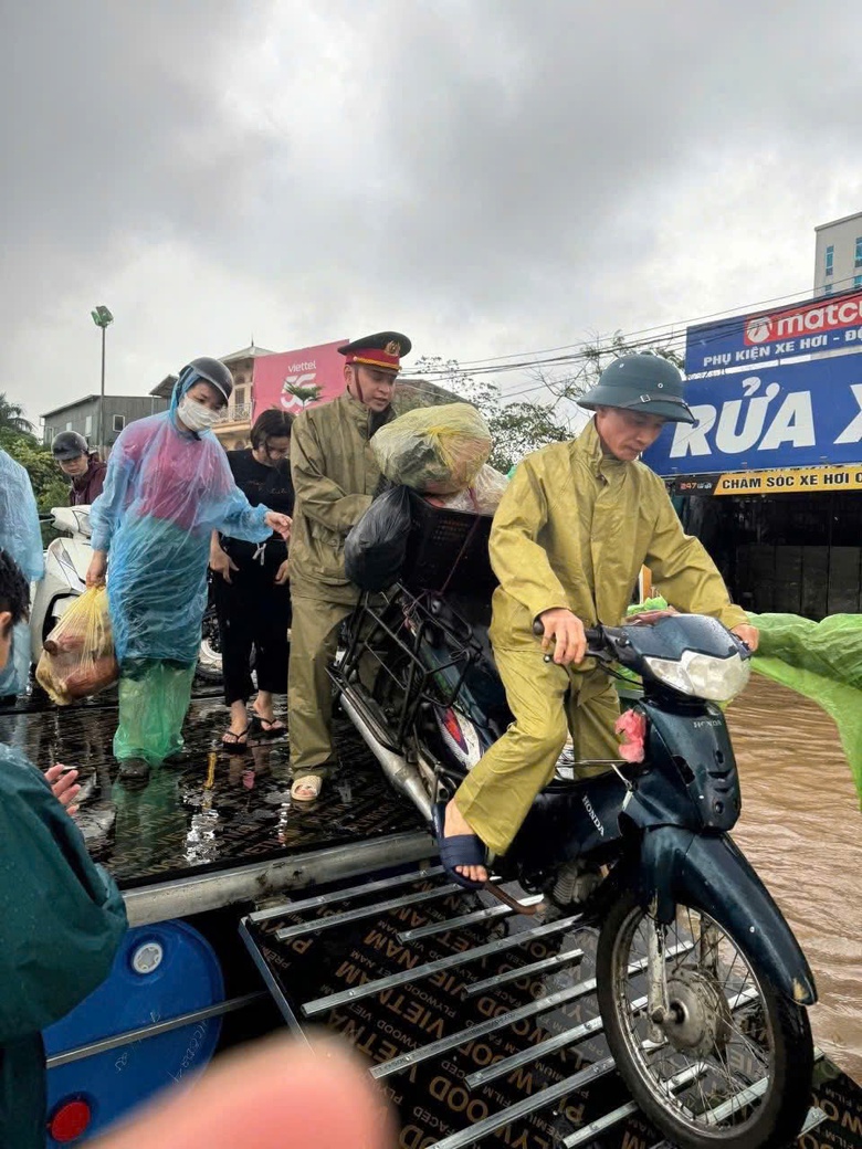 C&ocirc;ng an H&agrave; Nội dầm mưa ph&acirc;n luồng, hỗ trợ người d&acirc;n qua v&ugrave;ng ngập- Ảnh 6.