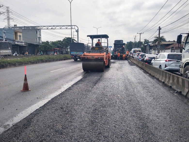 Sửa chữa c&aacute;c điểm hư hỏng nặng tr&ecirc;n QL51, t&agrave;i xế c&acirc;n nhắc lựa chọn hướng đi- Ảnh 2.