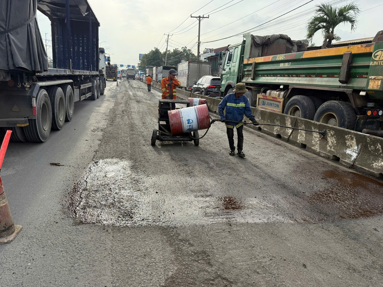 Sửa chữa c&aacute;c điểm hư hỏng nặng tr&ecirc;n QL51, t&agrave;i xế c&acirc;n nhắc lựa chọn hướng đi- Ảnh 1.