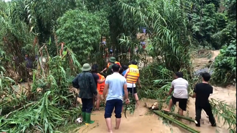 Tuyên Quang: Kịp thời giải cứu ba người mắc kẹt giữa dòng nước lũ- Ảnh 1. Tuyên Quang: Kịp thời giải cứu ba người mắc kẹt giữa dòng nước lũ- Ảnh 1.