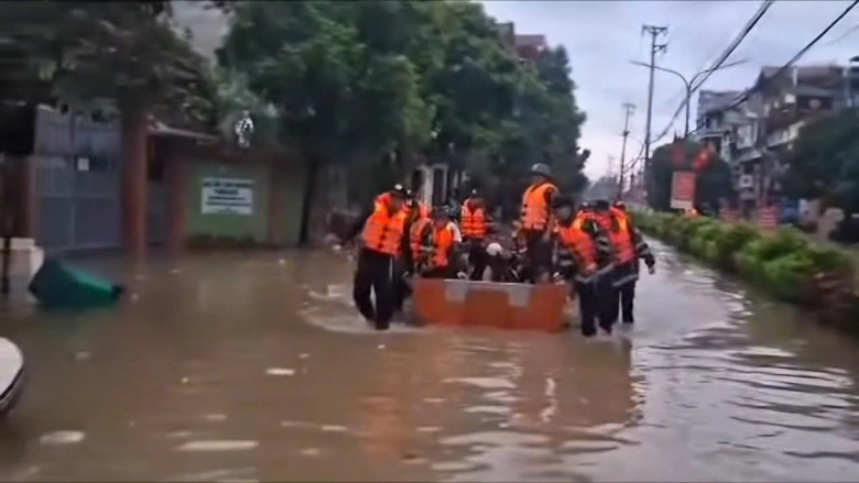 Quốc lộ 4A ngập d&agrave;i 1km, giao th&ocirc;ng Lạng Sơn - Cao Bằng t&ecirc; liệt- Ảnh 3.