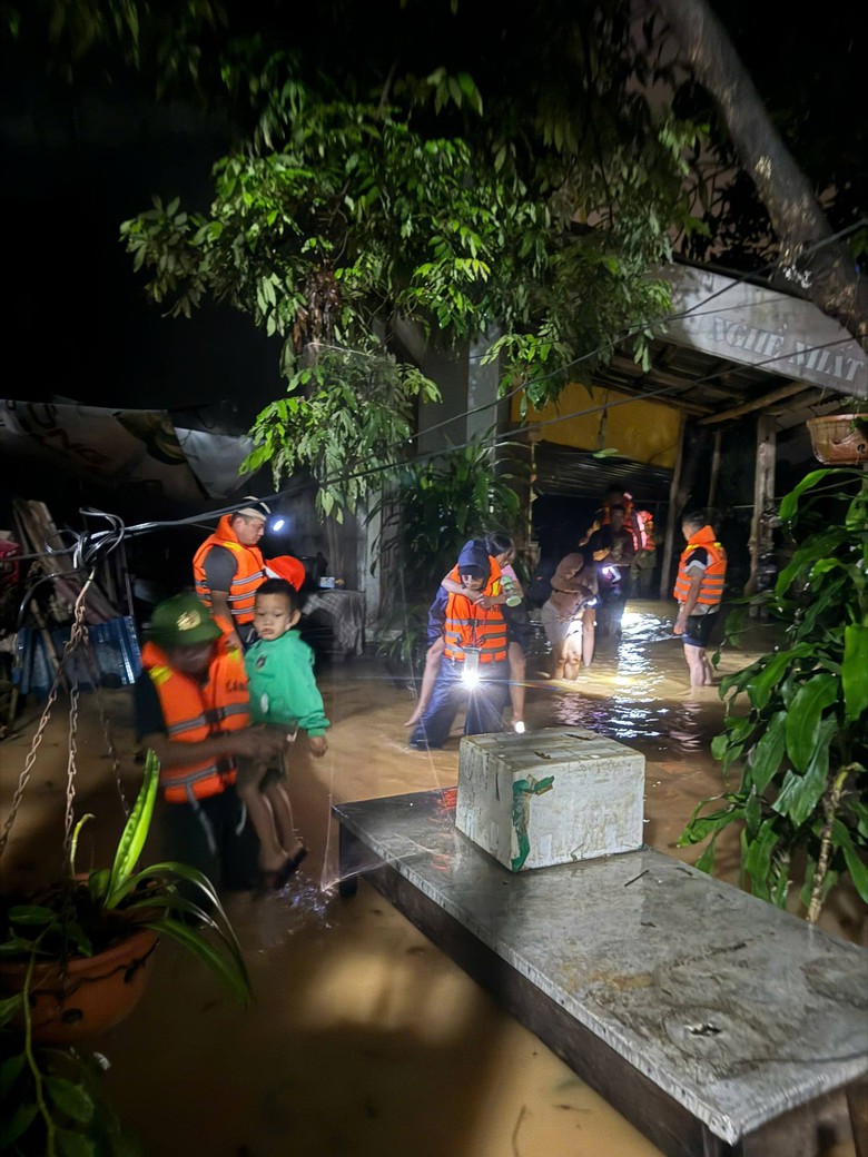 C&ocirc;ng an Cao Bằng hỗ trợ người d&acirc;n trong lũ lịch sử- Ảnh 11.