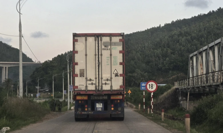 Đắk Lắk: Cầu yếu cấm tải tr&ecirc;n 18 tấn "oằn m&igrave;nh" g&aacute;nh đo&agrave;n xe đầu k&eacute;o, xe container- Ảnh 4.