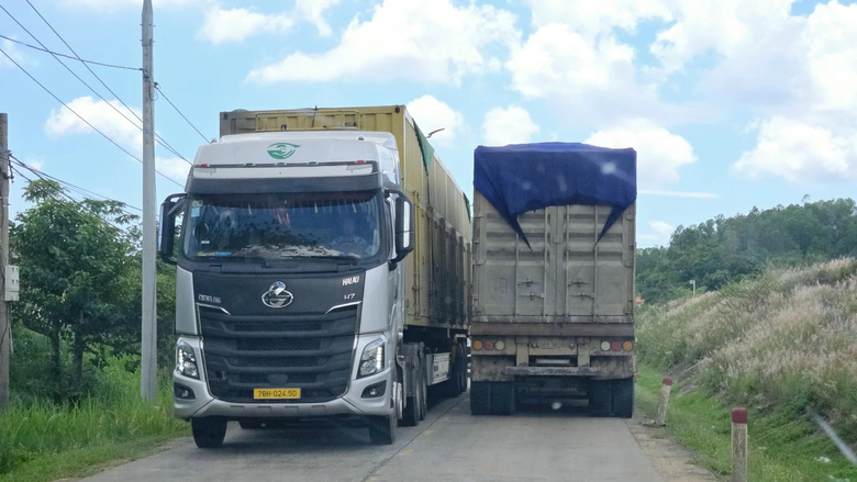 Đắk Lắk: Cầu yếu cấm tải tr&ecirc;n 18 tấn "oằn m&igrave;nh" g&aacute;nh đo&agrave;n xe đầu k&eacute;o, xe container- Ảnh 5.