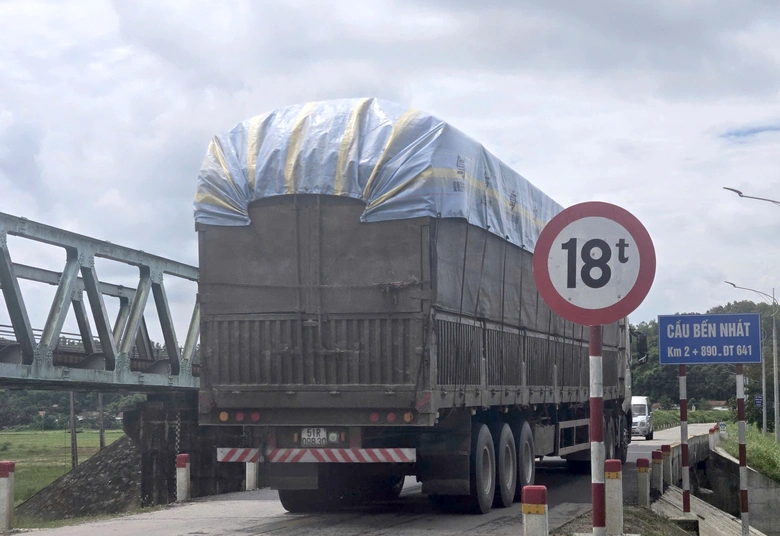 Đắk Lắk: Cầu yếu cấm tải tr&ecirc;n 18 tấn "oằn m&igrave;nh" g&aacute;nh đo&agrave;n xe đầu k&eacute;o, xe container- Ảnh 2.