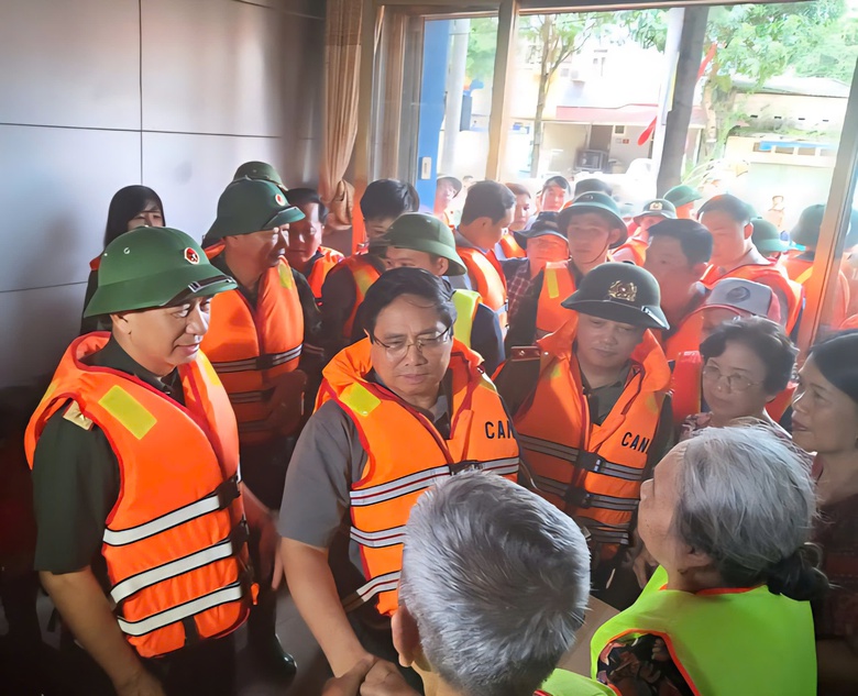 Thủ tướng đến Thái Nguyên thăm hỏi người dân, chỉ đạo khắc phục hậu quả mưa lũ- Ảnh 2. Thủ tướng đến Thái Nguyên thăm hỏi người dân, chỉ đạo khắc phục hậu quả mưa lũ- Ảnh 2.