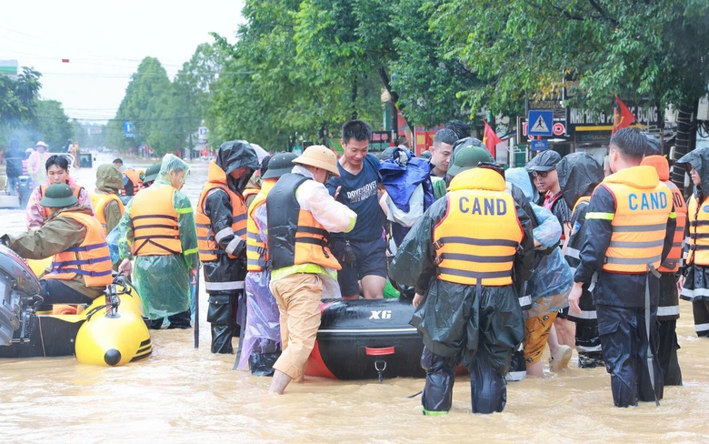 Lũ s&ocirc;ng Cầu vượt đỉnh lịch sử, trung t&acirc;m Th&aacute;i Nguy&ecirc;n ch&igrave;m trong biển nước- Ảnh 8.