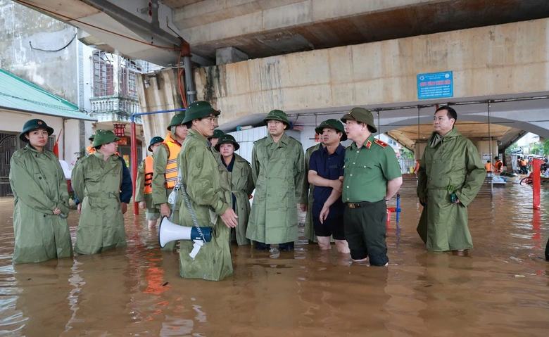 Lũ s&ocirc;ng Cầu vượt đỉnh lịch sử, trung t&acirc;m Th&aacute;i Nguy&ecirc;n ch&igrave;m trong biển nước- Ảnh 3.