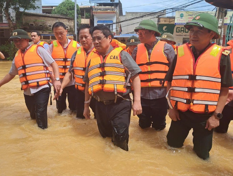 Thủ tướng đến Thái Nguyên thăm hỏi người dân, chỉ đạo khắc phục hậu quả mưa lũ- Ảnh 1. Thủ tướng đến Thái Nguyên thăm hỏi người dân, chỉ đạo khắc phục hậu quả mưa lũ- Ảnh 1.