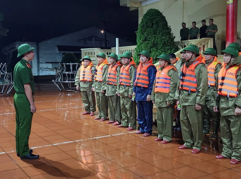 C&ocirc;ng an Cao Bằng hỗ trợ người d&acirc;n trong lũ lịch sử- Ảnh 2.