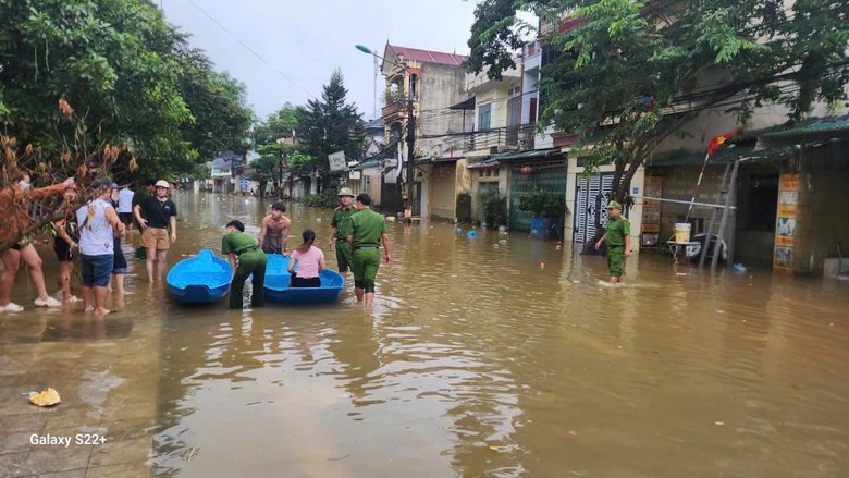Tuy&ecirc;n Quang: Mưa lớn g&acirc;y ngập &uacute;ng, sạt lở, sập cổng ch&agrave;o x&atilde; Đồng Văn- Ảnh 4.