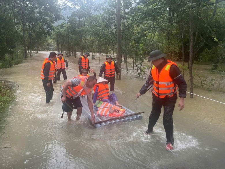 X&uacute;c động h&igrave;nh ảnh C&ocirc;ng an Lạng Sơn ng&agrave;y đ&ecirc;m dầm m&igrave;nh trong mưa lũ hỗ trợ người d&acirc;n- Ảnh 3.