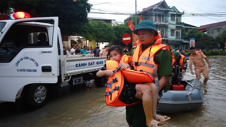 X&uacute;c động h&igrave;nh ảnh C&ocirc;ng an Lạng Sơn ng&agrave;y đ&ecirc;m dầm m&igrave;nh trong mưa lũ hỗ trợ người d&acirc;n- Ảnh 6.