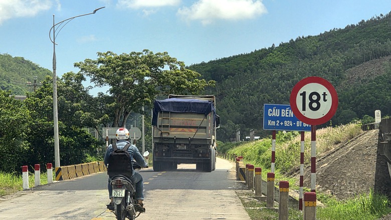 Đắk Lắk: Cầu yếu cấm tải tr&ecirc;n 18 tấn "oằn m&igrave;nh" g&aacute;nh đo&agrave;n xe đầu k&eacute;o, xe container- Ảnh 3.